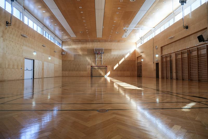 ein Basketballplatz mit einem Basketballkorb