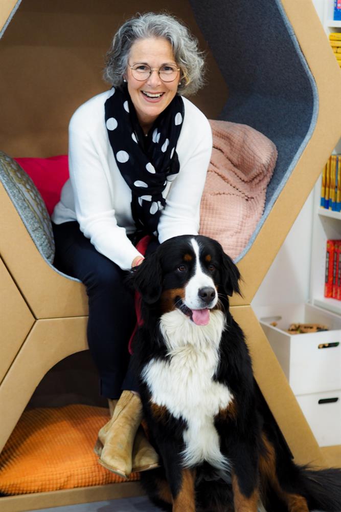 Leiterin Sonja Frey mit ihrem Berner Sennenhund